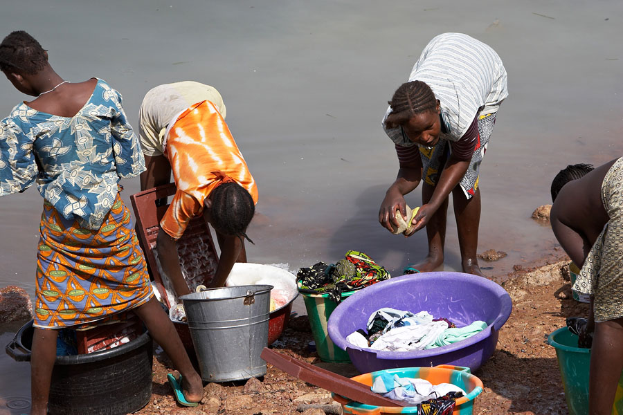 9   Washing women at the Niger   Segou